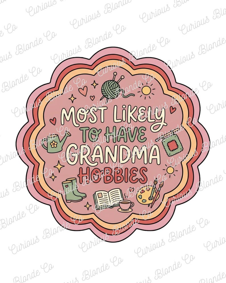 Op de afbeelding: Een roze sticker in retrostijl met de tekst "MOST LIKELY TO HAVE GRANDMA HOBBIES." Het ontwerp bevat illustraties van breien, tuinieren, lezen en schilderen, met een golvende, gelaagde rand. Een leuk cadeau voor grootmoeders.