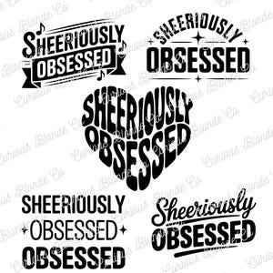Könnte beinhalten: Eine Sammlung schwarzer Textdesigns mit der Aufschrift "Sheeriously Obsessed" in verschiedenen Schriftarten und Layouts. Die Designs umfassen Banner, eine Herzform und stilisierte Texte mit Sternen und Noten. Der Hintergrund ist weiß.