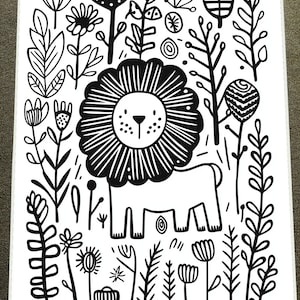 Póster de arte lineal en blanco y negro de un león feliz en la naturaleza, 18 x 24 pulgadas
