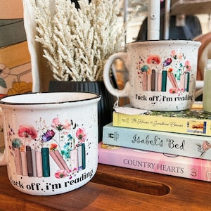 Dra åt helvete, jag läser - Keramisk kaffemugg för lägereld, trendig kaffemugg, toalettbesök, dricksglas, tjejpresent, slampläsare, läsning, bokälskare