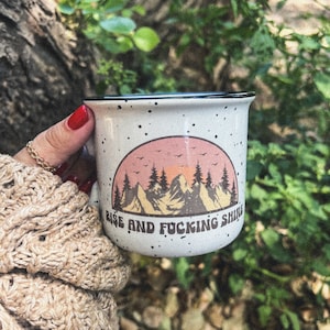 RISE and FUCKING SHINE - Keramisk lägereldskaffemugg, Trendig kaffemugg, Pottmunn, Rustik utomhusmiljö, Dryckesglas, Flickapresent