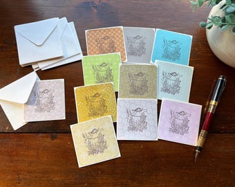 Tarjetas pequeñas en blanco con temática de aves de primavera estampadas a mano