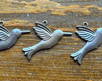 3 elementos de joyería con forma de colibrí en latón natural