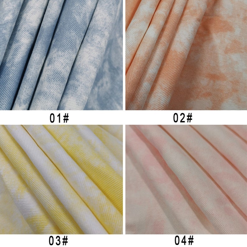 Pu&ograve; includere: Quattro campioni di tessuto con motivi tie-dye in diversi colori: azzurro, pesca, giallo e rosa. I campioni sono etichettati con i numeri 01, 02, 03 e 04.