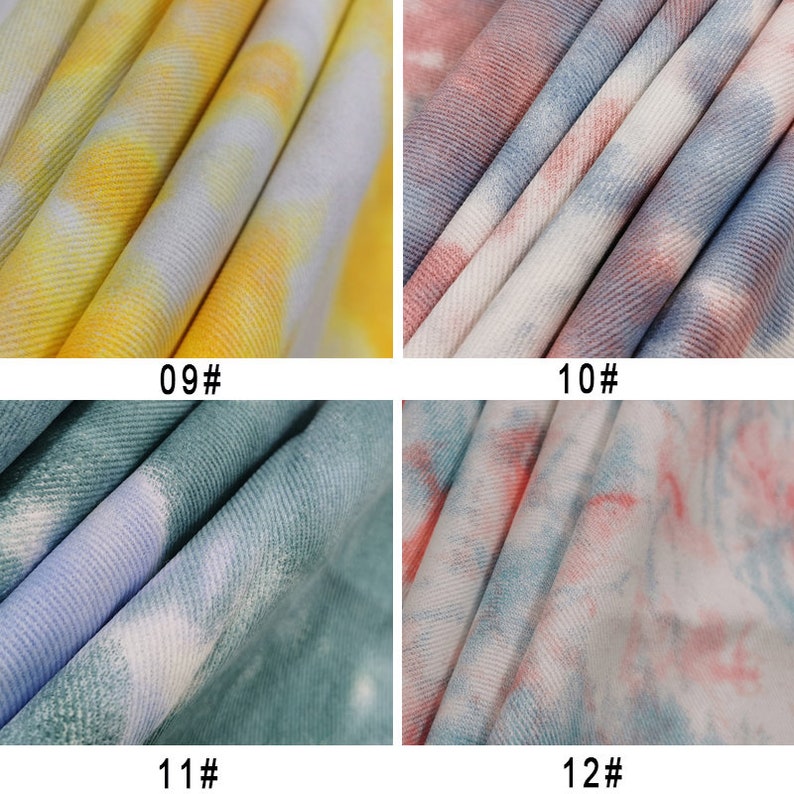 Pu&ograve; includere: Quattro campioni di tessuto con motivi tie-dye in diverse combinazioni di colori. I campioni sono etichettati con i numeri 09, 10, 11 e 12.