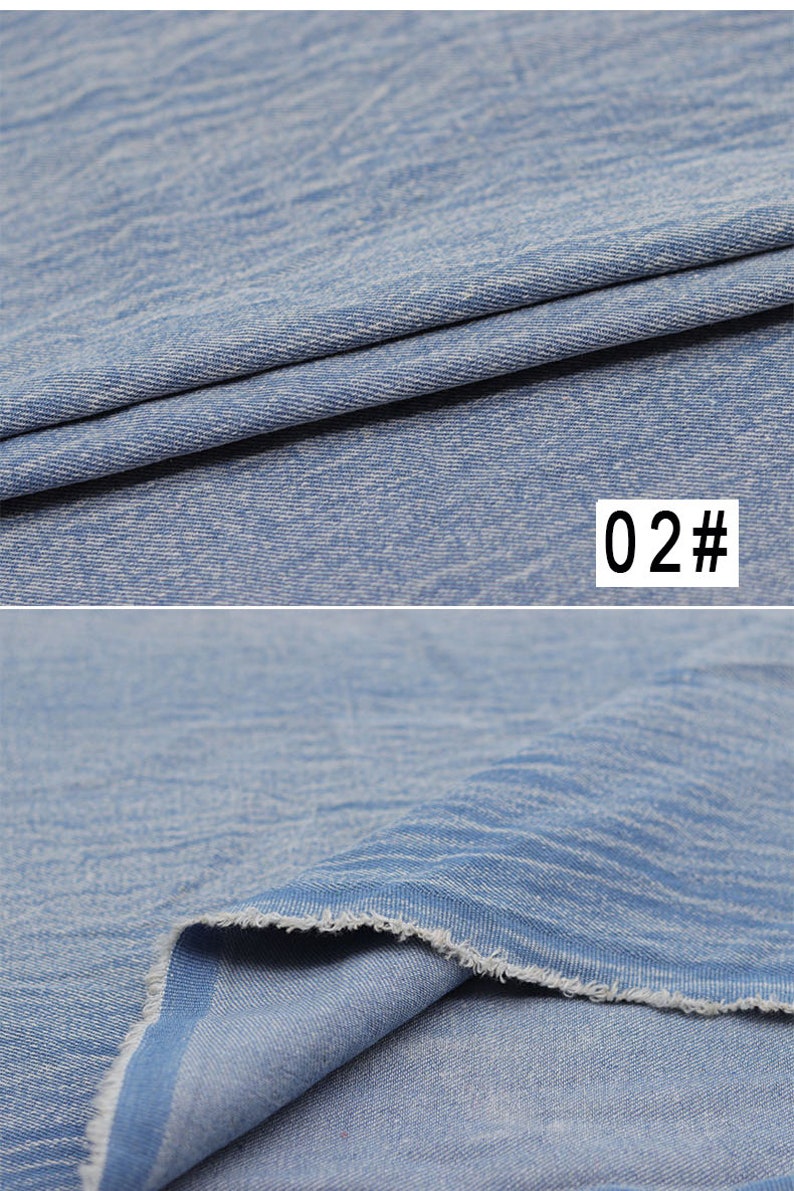 Puede incluir: Primer plano de una tela vaquera azul claro con un sutil patr&oacute;n texturizado. La tela est&aacute; doblada, mostrando el borde sin rematar. El texto "02#" es visible en la esquina superior derecha de la imagen.