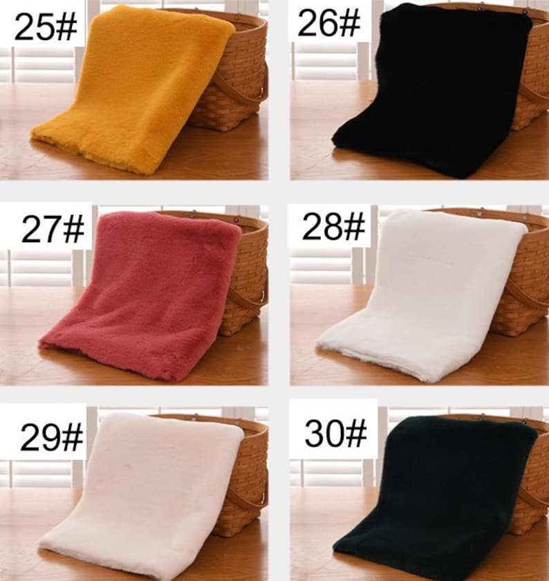 Peut inclure: Six &eacute;chantillons de tissu en fausse fourrure de diff&eacute;rentes couleurs dispos&eacute;s sur une surface en bois. Les &eacute;chantillons sont num&eacute;rot&eacute;s de 25 &agrave; 30. Les couleurs sont le jaune, le noir, le rouge, le blanc, le rose et le vert fonc&eacute;.