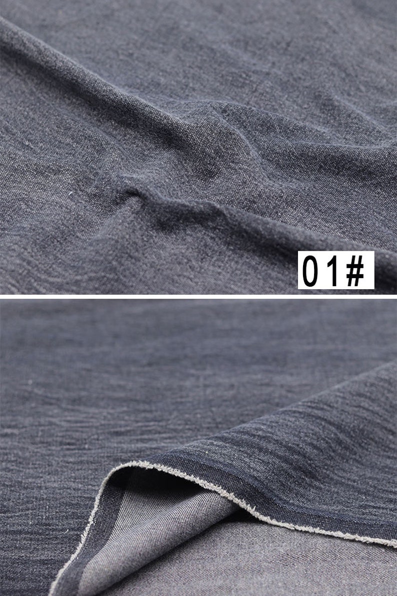 Puede incluir: Primer plano de una tela vaquera gris oscuro con una superficie texturizada. La tela est&aacute; doblada por la mitad, mostrando el interior de la tela, que es de color gris m&aacute;s claro. La tela est&aacute; etiquetada con "01#"