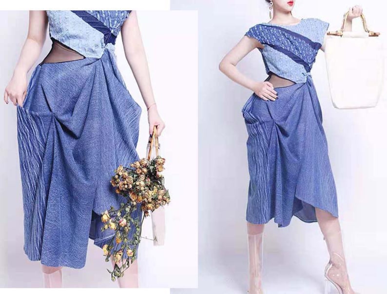 Puede incluir: Un vestido de mezclilla azul con un dise&ntilde;o en capas y un panel transparente en la cintura. El vestido tiene una silueta suelta y fluida y se estiliza con un par de sandalias de tac&oacute;n de pl&aacute;stico transparente.