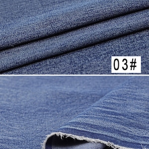 Puede incluir: Primer plano de una tela vaquera azul con un tejido texturizado. La tela est&aacute; doblada, mostrando el borde sin terminar. El texto "03#" es visible en la esquina superior derecha de la imagen.
