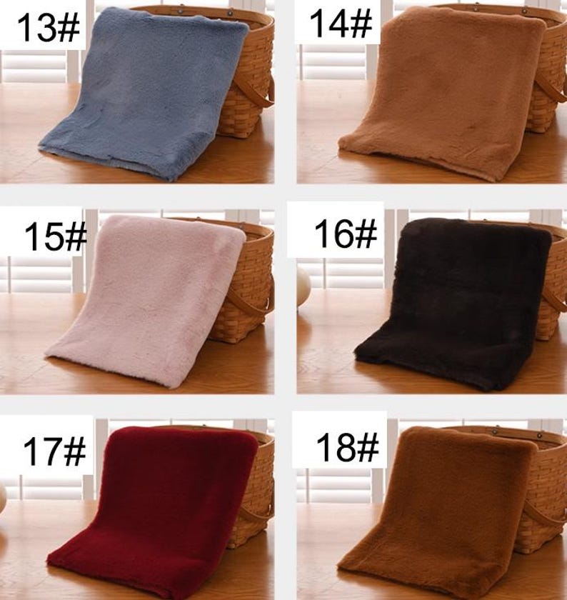 Peut inclure: Six &eacute;chantillons de tissu en fausse fourrure de diff&eacute;rentes couleurs, num&eacute;rot&eacute;s de 13# &agrave; 18#. Les &eacute;chantillons sont pr&eacute;sent&eacute;s sur une surface en bois avec un panier en osier derri&egrave;re chacun d'eux.