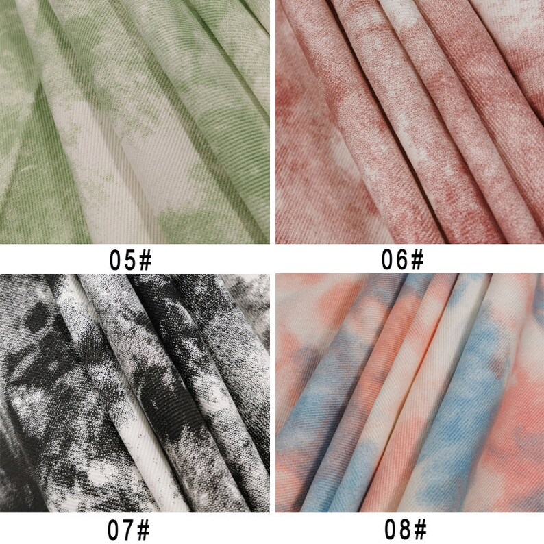 Pu&ograve; includere: Quattro campioni di tessuto con motivi tie-dye in diversi colori. I campioni sono etichettati con 05#, 06#, 07# e 08#.