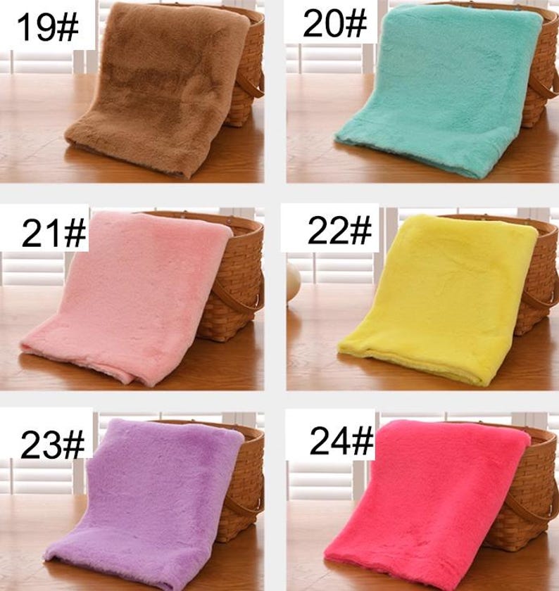 Peut inclure: Six &eacute;chantillons de tissu en fausse fourrure de diff&eacute;rentes couleurs, chacun pr&eacute;sent&eacute; sur un panier tiss&eacute;. Les &eacute;chantillons sont num&eacute;rot&eacute;s de 19 &agrave; 24.