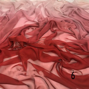 K&ouml;nnte beinhalten: Roter und rosa Ombre-Chiffonstoff. Der Stoff ist drapiert und gefaltet und zeigt den Farbverlauf. Die Zahl 6 ist auf den Stoff geschrieben.