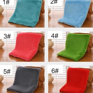 Peut inclure: Six &eacute;chantillons de tissu de diff&eacute;rentes couleurs, dispos&eacute;s sur une surface en bois. Les &eacute;chantillons sont num&eacute;rot&eacute;s de 1 &agrave; 6. Les couleurs sont turquoise, bleu clair, rouge, vert, gris et rouge.