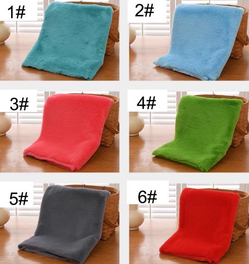 Peut inclure: Six &eacute;chantillons de tissu de diff&eacute;rentes couleurs, dispos&eacute;s sur une surface en bois. Les &eacute;chantillons sont num&eacute;rot&eacute;s de 1 &agrave; 6. Les couleurs sont turquoise, bleu clair, rouge, vert, gris et rouge.