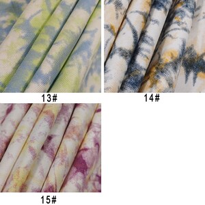 Pu&ograve; includere: Tre diversi campioni di tessuto con motivi tie-dye. Il primo campione &egrave; un motivo tie-dye blu chiaro e verde. Il secondo campione &egrave; un motivo tie-dye bianco e blu. Il terzo campione &egrave; un motivo tie-dye bianco e rosa.