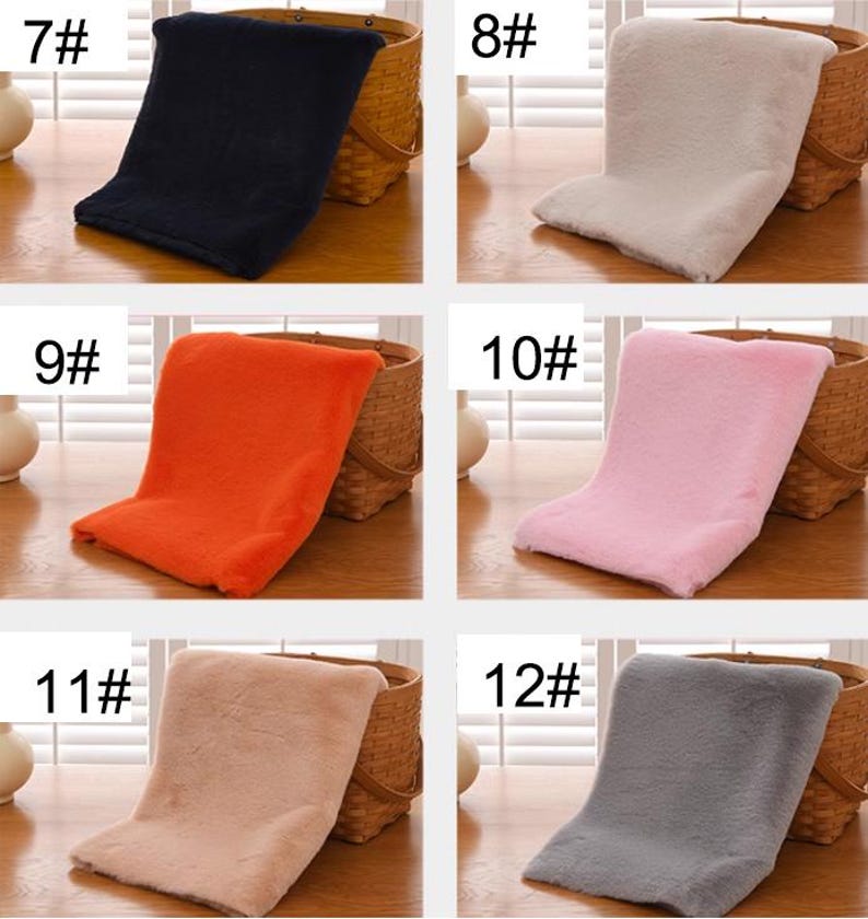 Peut inclure: Six &eacute;chantillons de tissu en fausse fourrure de diff&eacute;rentes couleurs dispos&eacute;s sur une surface en bois. Les &eacute;chantillons sont num&eacute;rot&eacute;s de 7 &agrave; 12. Les couleurs sont bleu marine, gris clair, orange, rose, brun clair et gris.