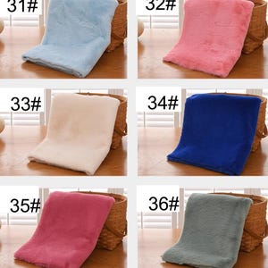 Peut inclure: Six &eacute;chantillons de tissu en fausse fourrure de diff&eacute;rentes couleurs dispos&eacute;s sur un panier en osier. Les couleurs sont bleu clair, rose, blanc, bleu, rose et gris. Chaque &eacute;chantillon est &eacute;tiquet&eacute; avec un num&eacute;ro&nbsp;: 31&nbsp;#, 32&nbsp;#, 33&nbsp;#, 34&nbsp;#, 35&nbsp;# et 36&nbsp;#.