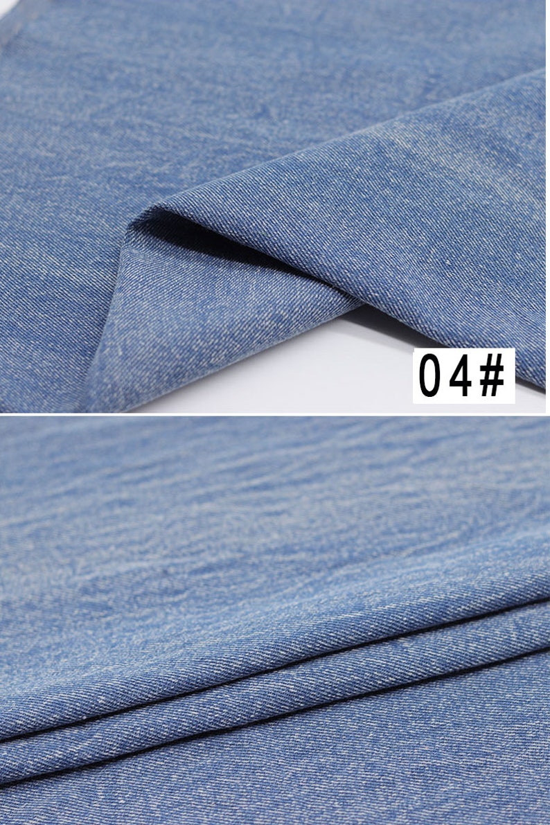 Puede incluir: Primer plano de una tela vaquera azul claro con una textura sutil. La tela est&aacute; doblada por la mitad, mostrando el interior y el exterior del material. El texto "04#" es visible en la imagen.