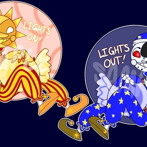 Puede incluir: Dos personajes de dibujos animados, uno con cara de sol y el otro con cara de luna, visten trajes de bufón. El personaje del sol lleva un traje a rayas amarillas y rojas con un fondo rosa y el texto "LIGHTS ON!" El personaje de la luna lleva un traje a rayas azules y blancas con un fondo azul y el texto "LIGHTS OUT!"