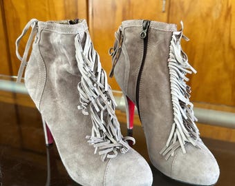 Nursace Soula Italian Suede Fringe Ankle Boots – Taupe Lace Up Stiletto (EU 39)