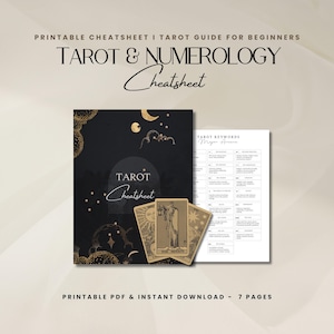 Könnte beinhalten: Ein druckbares Tarot- und Numerologie-Spickzettel mit schwarzem Hintergrund und goldenen Akzenten. Der Spickzettel enthält eine Tarotkarte, "Der Eremit", und eine Tabelle mit Tarot-Schlüsselwörtern für die großen Arkana.