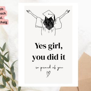 Peut inclure: Carte de f&eacute;licitations de fin d'&eacute;tudes avec un dessin au trait noir d'une dipl&ocirc;m&eacute;e en chapeau et toge, les bras lev&eacute;s. Le texte "Yes girl, you did it, so proud of you" est en dessous. Une enveloppe marron est en bas &agrave; droite.