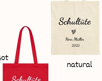 Könnte beinhalten: Verschiedene Tragetaschen in Rot, Schwarz, Weiß, Marineblau und Natur. Auf jeder Tasche steht "Schultüte", ein Herz und der Text "Herr Müller 2025". Die Taschen haben lange Henkel.