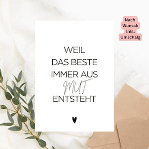 Puede incluir: Una tarjeta blanca con el texto alemán "WEIL DAS BESTE IMMER AUS MUT ENTSTEHT" y un pequeño corazón negro. La tarjeta va acompañada de un sobre marrón y una ramita de vegetación. El texto en una etiqueta rosa dice "Nach Wunsch Inkl. Umschlag".