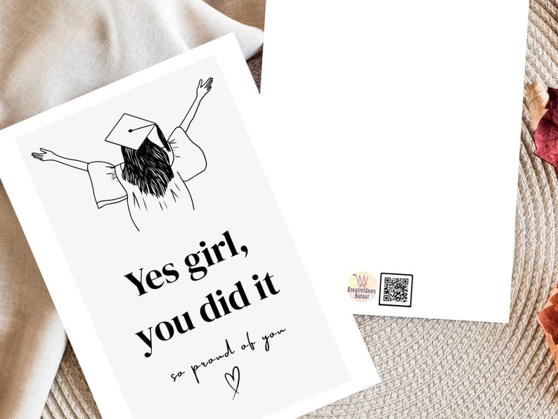 Peut inclure: Carte de f&eacute;licitations de fin d'&eacute;tudes avec une illustration en noir et blanc d'une dipl&ocirc;m&eacute;e les bras lev&eacute;s. Le texte dit "Yes girl, you did it, so proud of you" avec un c&oelig;ur. Fond neutre.