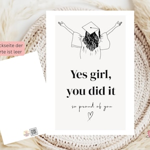 Peut inclure: Carte de f&eacute;licitations de fin d'&eacute;tudes avec une illustration en noir et blanc d'une dipl&ocirc;m&eacute;e. Le texte dit "Yes girl, you did it, so proud of you" avec un symbole de c&oelig;ur.