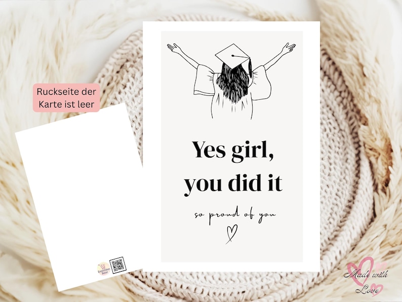 Peut inclure: Carte de f&eacute;licitations de fin d'&eacute;tudes avec une illustration en noir et blanc d'une dipl&ocirc;m&eacute;e. Le texte dit "Yes girl, you did it, so proud of you" avec un symbole de c&oelig;ur.