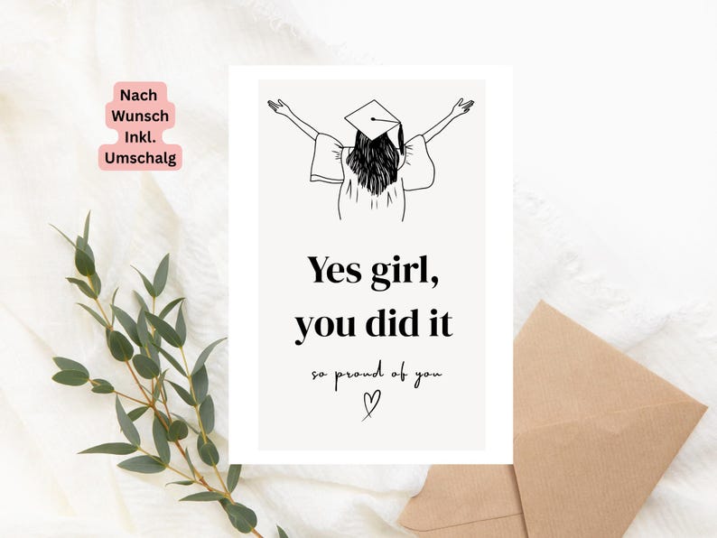 Peut inclure: Carte de f&eacute;licitations de fin d'&eacute;tudes avec un dessin au trait noir d'une dipl&ocirc;m&eacute;e en chapeau et toge, les bras lev&eacute;s. Le texte "Yes girl, you did it, so proud of you" est en dessous. Une enveloppe marron est en bas &agrave; droite.