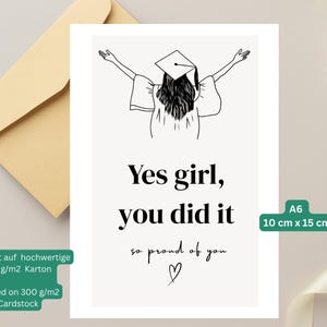 Peut inclure: Carte de f&eacute;licitations de fin d'&eacute;tudes avec une illustration en noir et blanc d'une dipl&ocirc;m&eacute;e. Le texte dit "Yes girl, you did it, so proud of you" avec un c&oelig;ur. La carte mesure 10 cm x 15 cm.