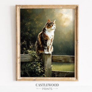 Peut inclure: Impression encadrée d'un chat assis sur un poteau de clôture en bois. Le chat a un pelage brun, noir et blanc et regarde vers la droite. L'arrière-plan présente un champ vert et des arbres, avec un ciel ensoleillé. Le texte "CASTLEWOOD PRINTS" est en bas.