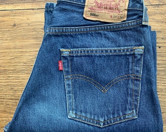 Levi's 501 90er Vintage W31 L36 Tatsächliche Größe gemessen/Größe tatsächlich gemessen W29-37Fr L29,5-74,4cm Sehr guter Zustand! Schnurrhaare Patina!