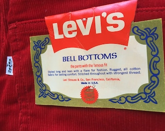 Puede incluir: Pantalón de pana rojo de campana con una etiqueta de Levi's que dice "BELL BOTTOMS the pants with the famous fit. Styled long and lean with a flare for fashion. Rugged, all cotton fabric for lasting comfort. Stitched throughout with strongest thread. Levi Strauss & Co., San Francisco, California, Made in U.S.A."