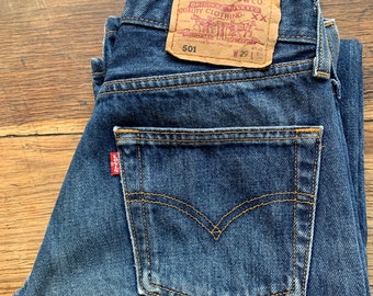 Levi's 501 90s Vintage W29 L30 Actual Size Measured/Taille Réelle Mesurée W27-34.5Fr L30-76cm Very Good Condition ! Natural Whiskers Patina!