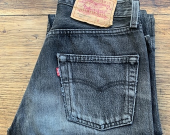 Levis 501 90s Vintage W28 L30 Tamaño real medido/Taille Measurée W27-34Fr L29.5-75cm ¡Buen estado! Hecho en EE. UU. Denim negro original.