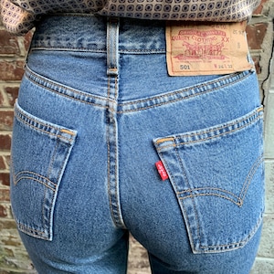 Levi's 501 Vintage samlarobjekt B26 L32 Storlek uppmätt/Storlek faktiskt uppmätt B24-31Fr L31-79cm Mycket gott skick! Senast tillverkad i Frankrike