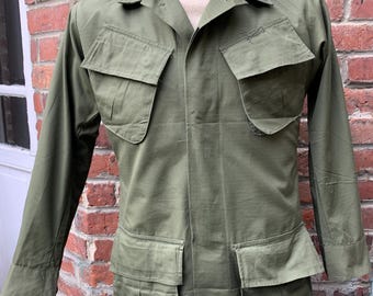 Vintage 1960s Vietnam War US Army Jungle Fatigue Jacket ~ Small
