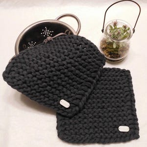 Topflappen 1 Paar - 2 Stück gestrickt, Fb. Anthrazit, aus doppeltem Baumwollbändchengarn gearbeitet, Handarbeit, modern, Grobstrick