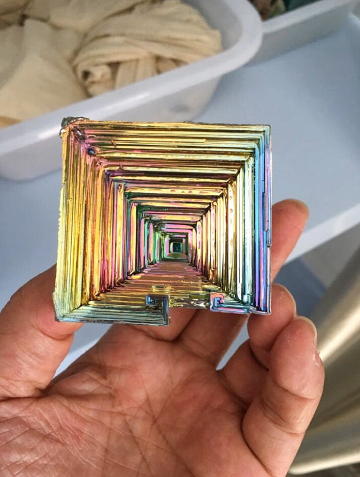  OLCANA Bismuth Crystals Bismuth Bi Metal Crystal Rainbow Bright  Metal Mineral Specimen Original Nature Art Artwork Decorative Article for  Meditation (Size : 100 150g) : Health & Household