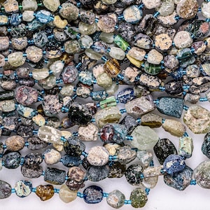 Multiförmige Glasperlen aus Pakistan in blauen und grünen Farbtönen
