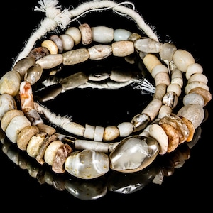 A Mixed Strand of Ancient Excavated Mostly Agate Beads VB_0148_F2