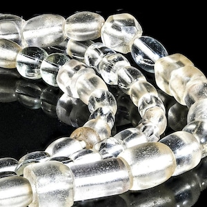 Un rang de perles de commerce africaines pour la plupart ovales et transparentes, bohèmes antiques
