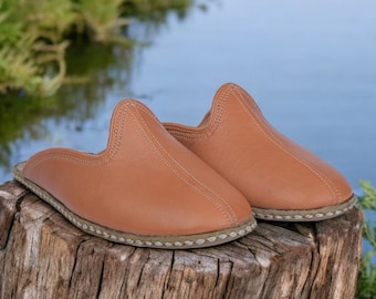 Pantufas unissex planas em couro legítimo, cor marrom caramelo, confortáveis, autênticas e exclusivas, 100% feitas à mão em couro elegante.