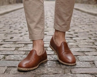Charooq Heritage, Scarpe Uomo in Vera Pelle Marrone Caramello, Slip On Artigianali Tradizionali Yemeni, Comfort Flat, Idea Regalo Autentica