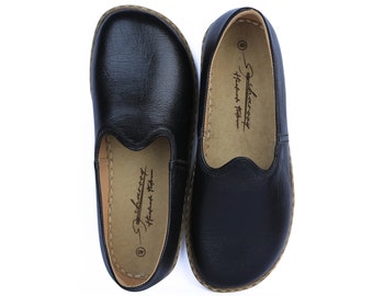 Bequeme Schuhe mit breiter Zehenbox für Damen, Naturleder, authentische Barfußschuhe, schwarze Müßiggänger, traditionelles Geschenk, auf Bestellung gefertigte Slip-Ons